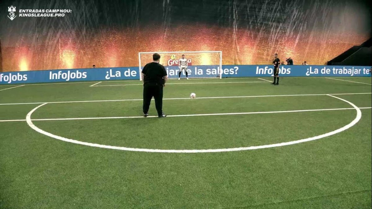 Ibai Llanos, ante Casillas, justo antes de lanzar el penalti.