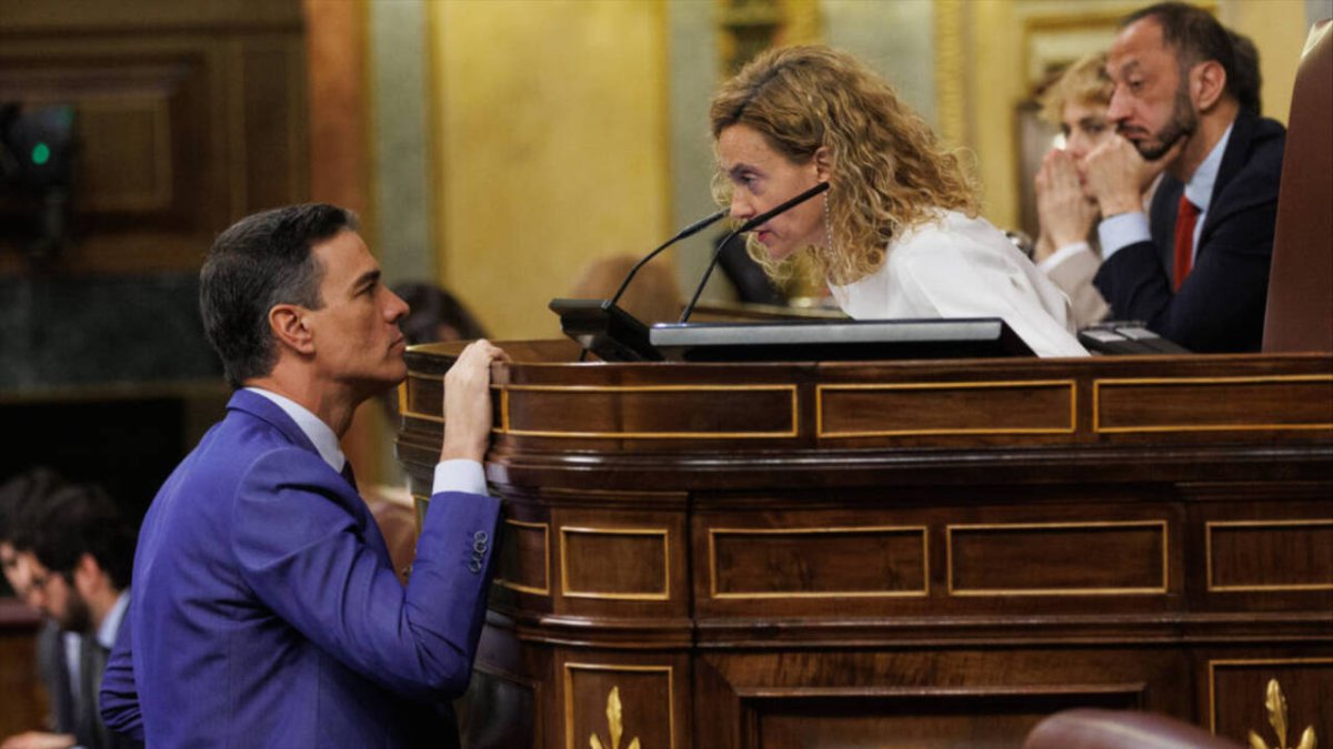 El presidente del Gobierno, Pedro Sánchez y la presidenta del Congreso, Meritxell Batet.