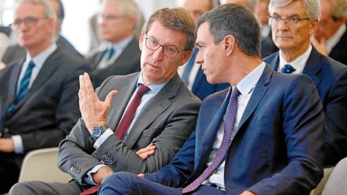 Feijóo, líder del PP, junto a Pedro Sánchez