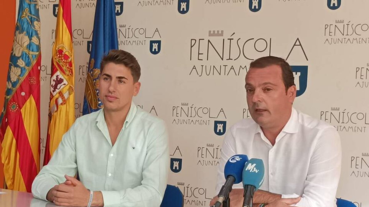 El concejal de Festejos, Ramón Simó (derecha), y el alcalde del municipio, Andrés Martínez - AYUNTAMIENTO DE PEÑÍSCOLA