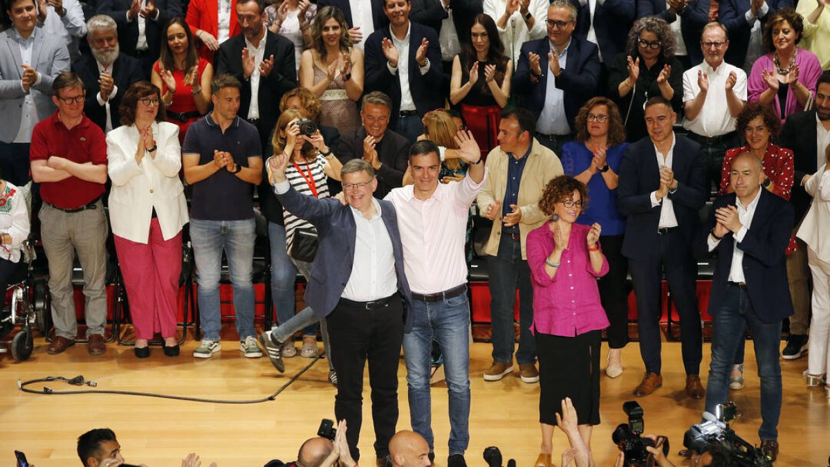 El secretario general PSPV-PSOE, president de la Generalitat y candidato a la reelección, Ximo Puig, y el presidente del Gobierno y secretario general del PSOE, Pedro Sánchez, saludan durante un acto de precampaña del PSOE, en el Paraninfo de la Universidad de Alicante - EUROPA PRESS