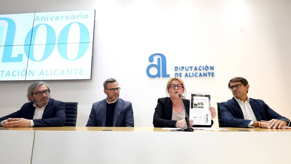 La vicepresidenta segunda y portavoz del equipo de gobierno de la Diputación de Alicante, Ana Serna, y los diputados Javier Sendra, Alejandro Morant y Juan de Dios Navarro