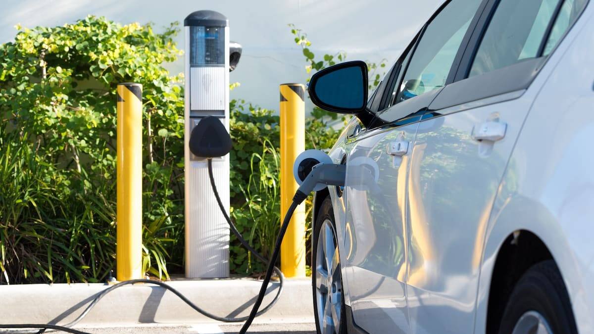 Vehículo eléctrico en un punto de recarga.