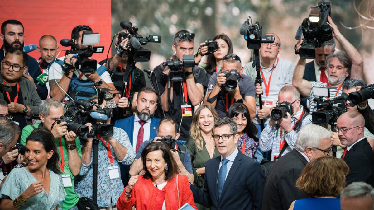 Margarita Robles y Félix Bolaños a su llegada a la ceremonia de imposición de Medallas de la Comunidad de Madrid del Dos de Mayo