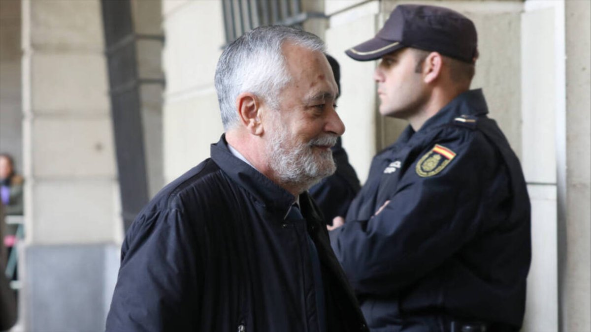El expresidente andaluz, José Antonio Griñán, en una imagen de archivo entrando en la Audiencia de Sevilla.
