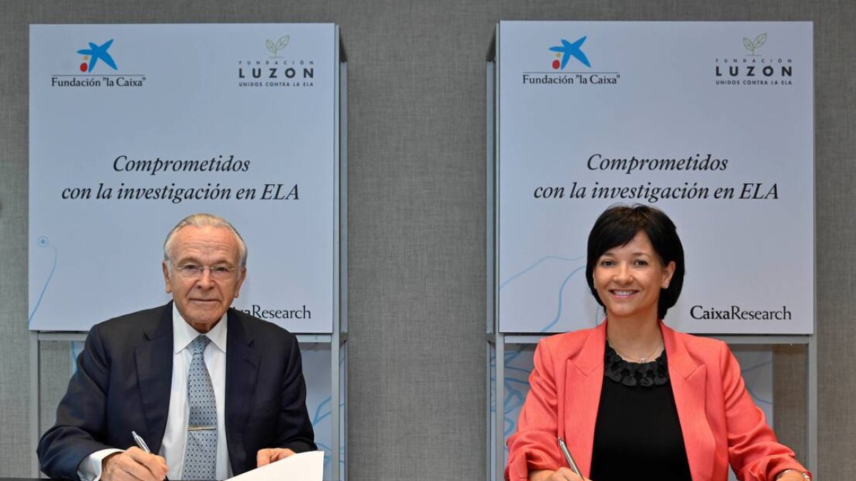 El presidente de la Fundación ”la Caixa”, Isidro Fainé, y la presidenta ejecutiva de la Fundación Francisco Luzón, María José Arregui, han firmado la renovación de la colaboración entre ambas entidades para apoyar la investigación de la ELA.