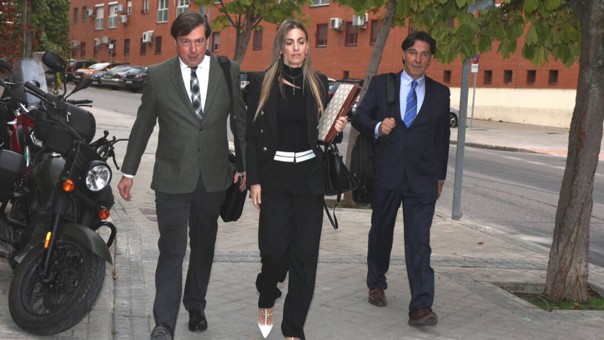 Arantxa Palomino y el actor Luis Lorenzo llegan a los juzgados de Arganda junto a su abogado.