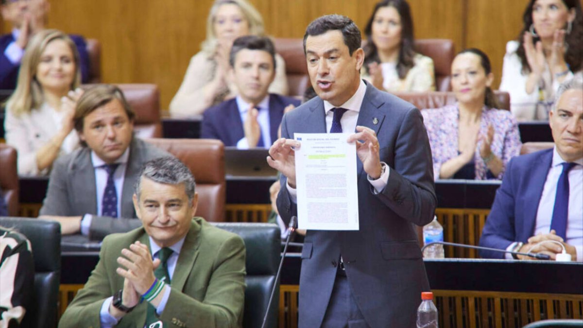 El presidente de la Junta de Andalucía, Juanma Moreno, en la sesión de control en el Parlamento.