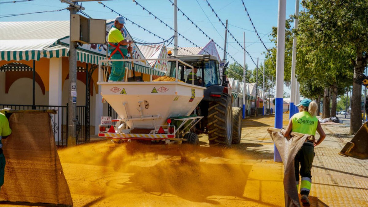 Trabajadores en el recinto ferial de Sevilla.