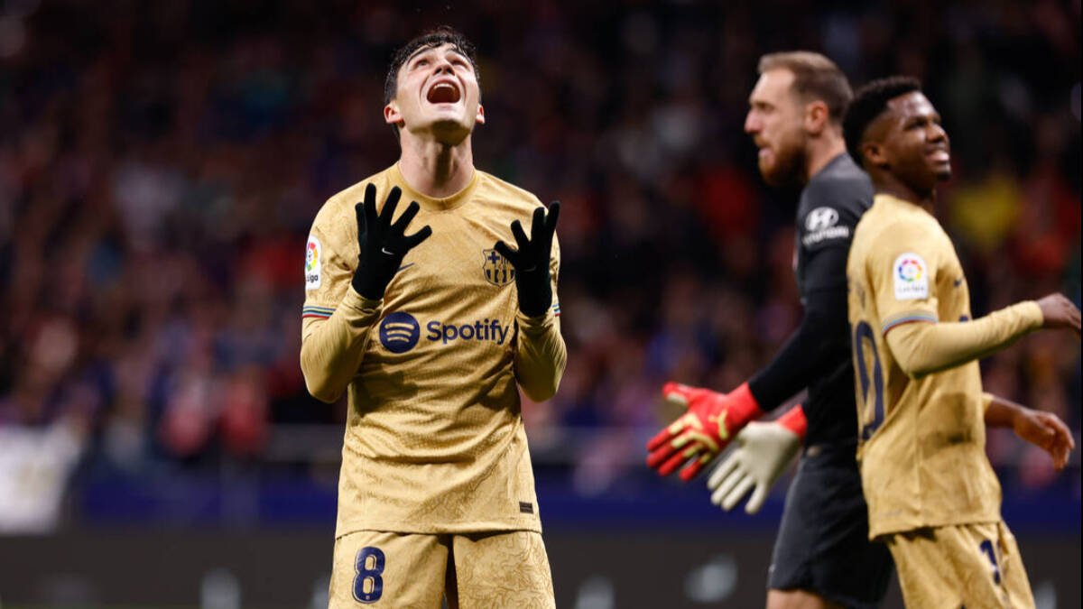 Pedri se lamenta durante un partido con el Barcelona.