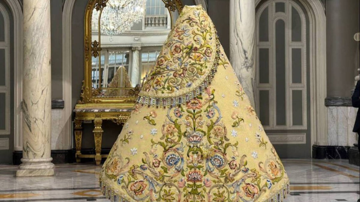 El manto de la Virgen de los Desamparados por el Centenario.