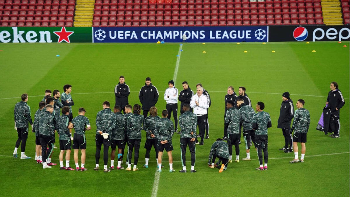 Charla de Ancelotti, previa al entrenamiento de ayer en Anfield.