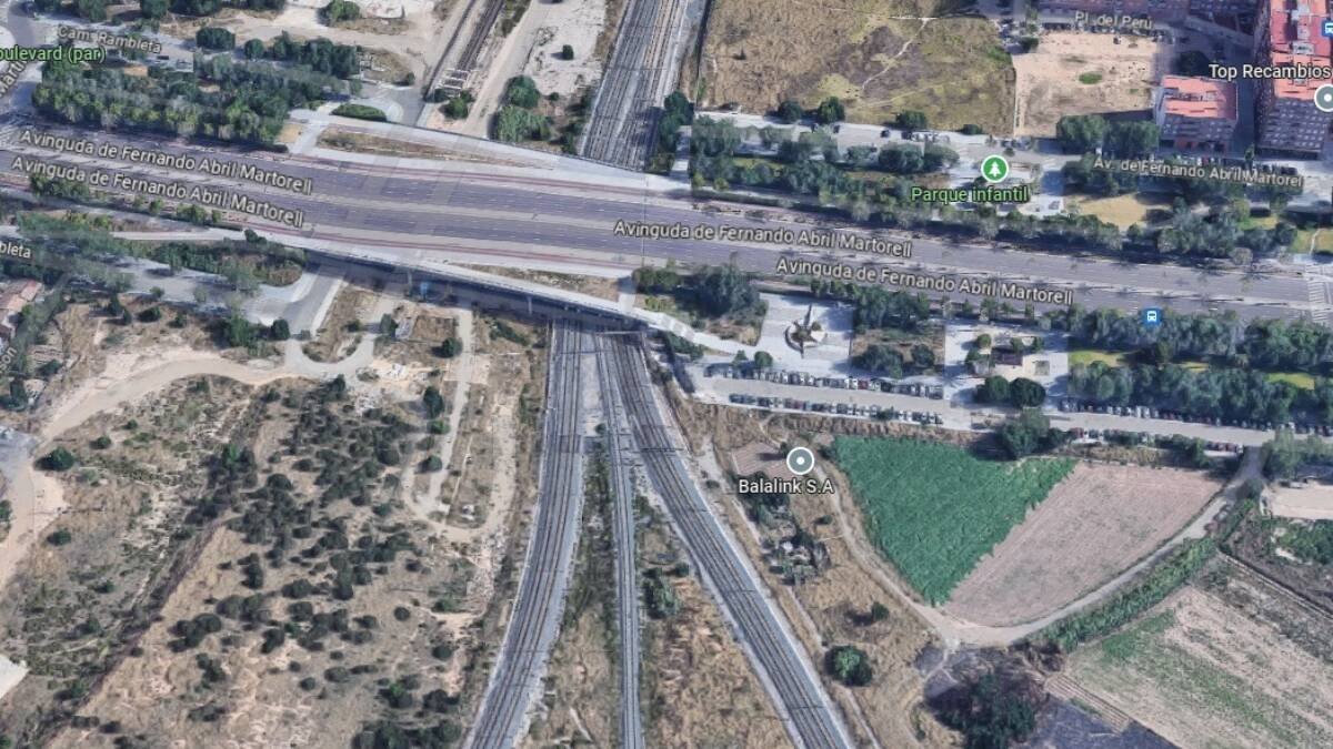Vías de tren a la altura del paso elevado de la avenida Fernando Abril Martorell, donde se ha producido el arrollamiento mortal en la madrugada de este martes - GOOGLE MAPS