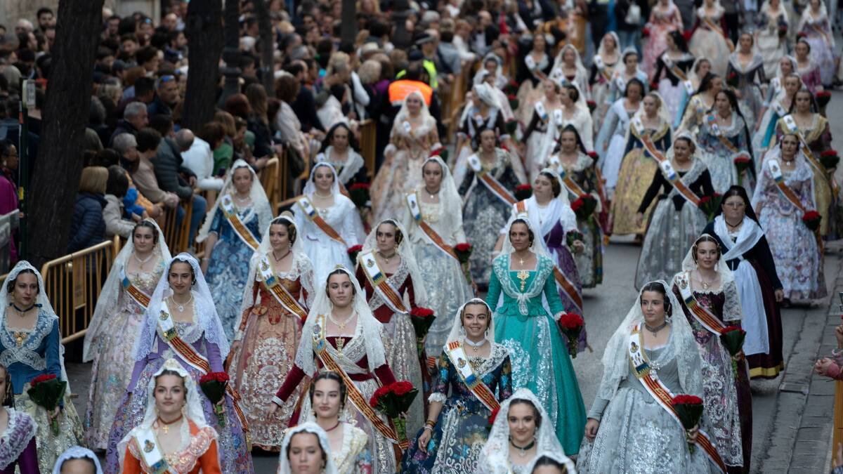 Centenares de falleras a su llegada al desfile de la Ofrenda floral a la Mare de Déu dels Desemparats - EUROPA PRESS