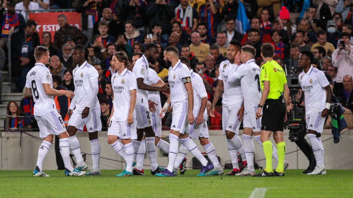 Los jugadores del Real Madrid y Ricardo de Burgos Bengoetxea en el Clásico.