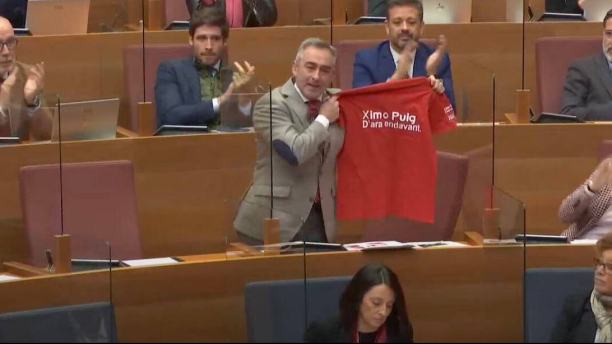 Miguel Barrachina exhibe la camiseta de Ximo Puig bajo sospecha de la UCO