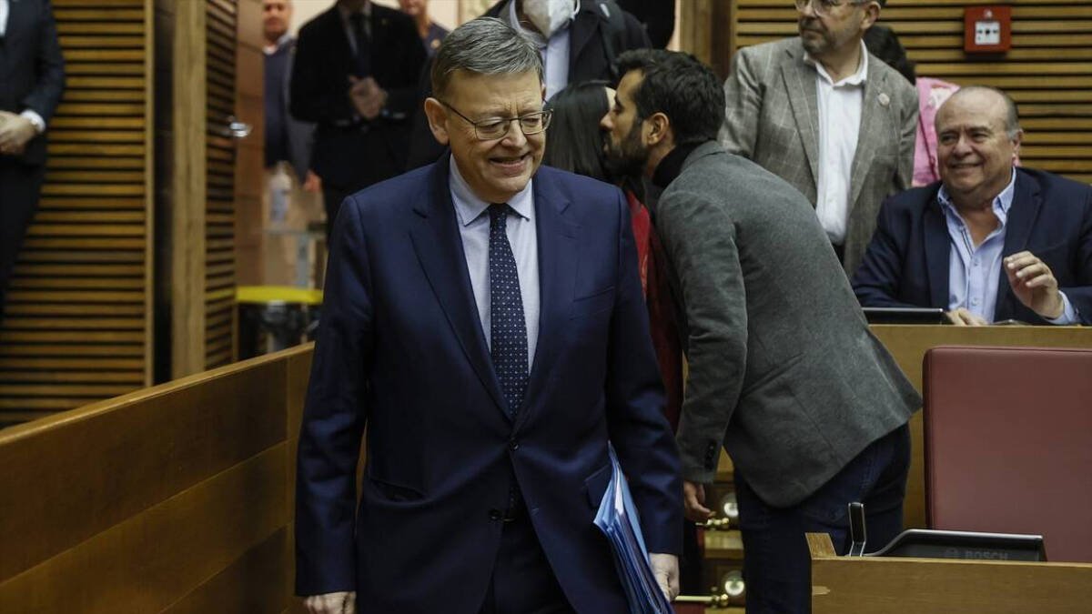 El presidente de la Generalitat valenciana, Ximo Puig, a su llegada a la sesión de control al presidente de la Generalitat, en Las Cortes.