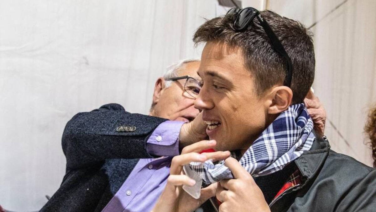 Ribó le pone el pañuelo fallero a Errejón