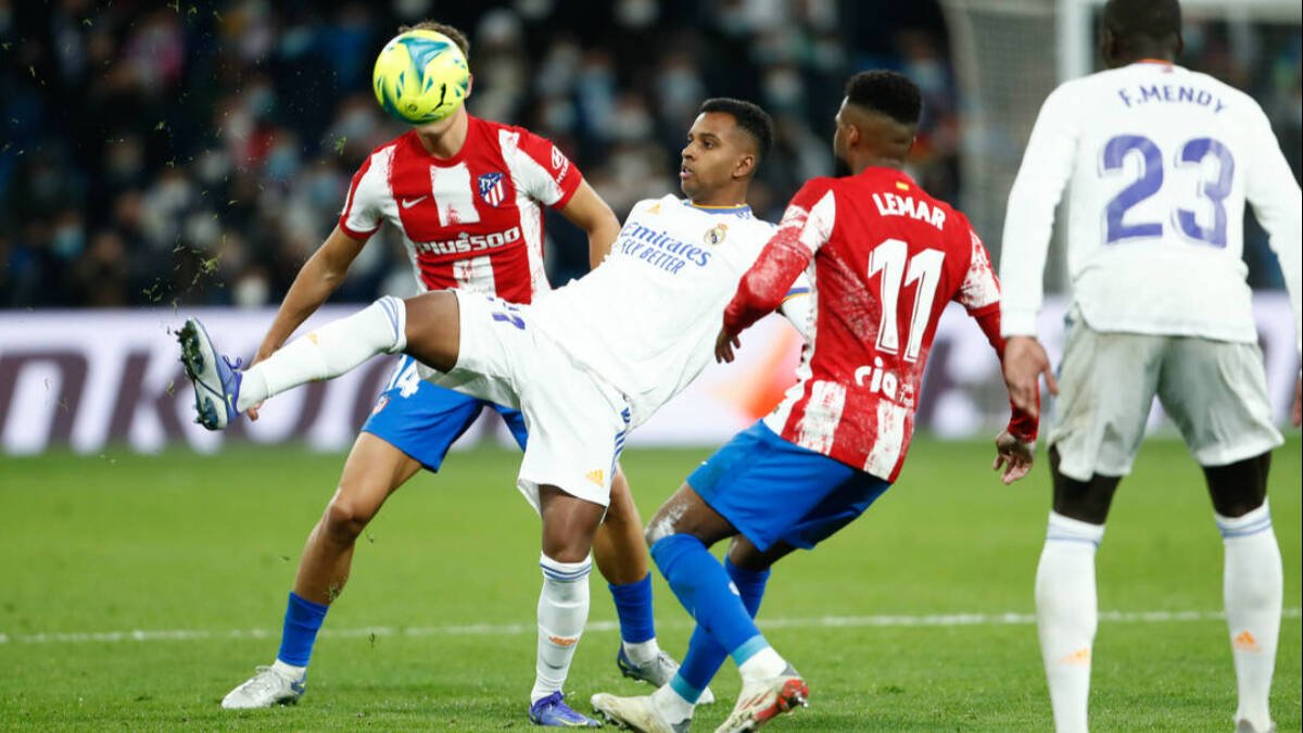 Jugadores de Real Madrid y Atlético, en uno de los últimos derbis disputados en el Bernabéu.