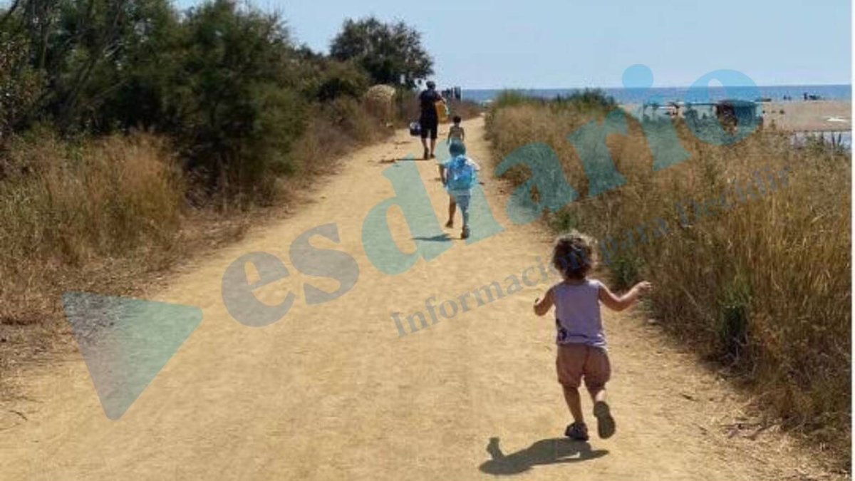La familia de Irene Montero en la playa.