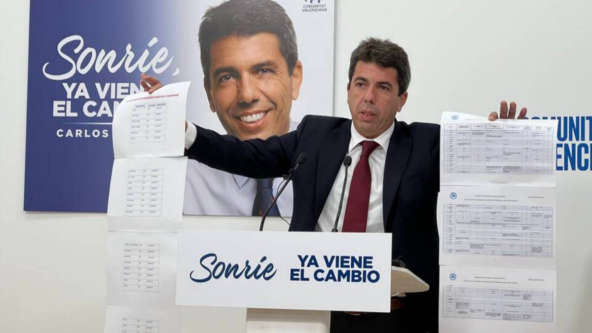 Carlos Mazón muestra la lista de colegios sin acabar de construir