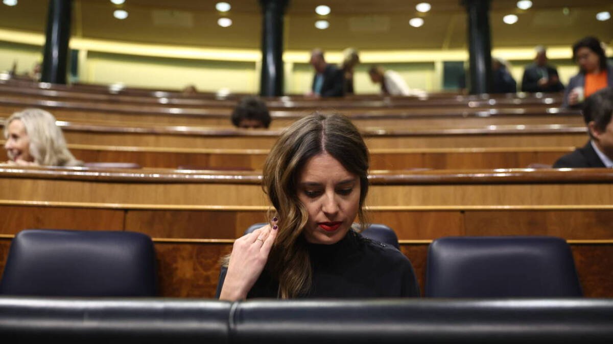 La ministra de Igualdad, Irene Montero, durante una sesión plenaria, en el Congreso de los Diputados.
