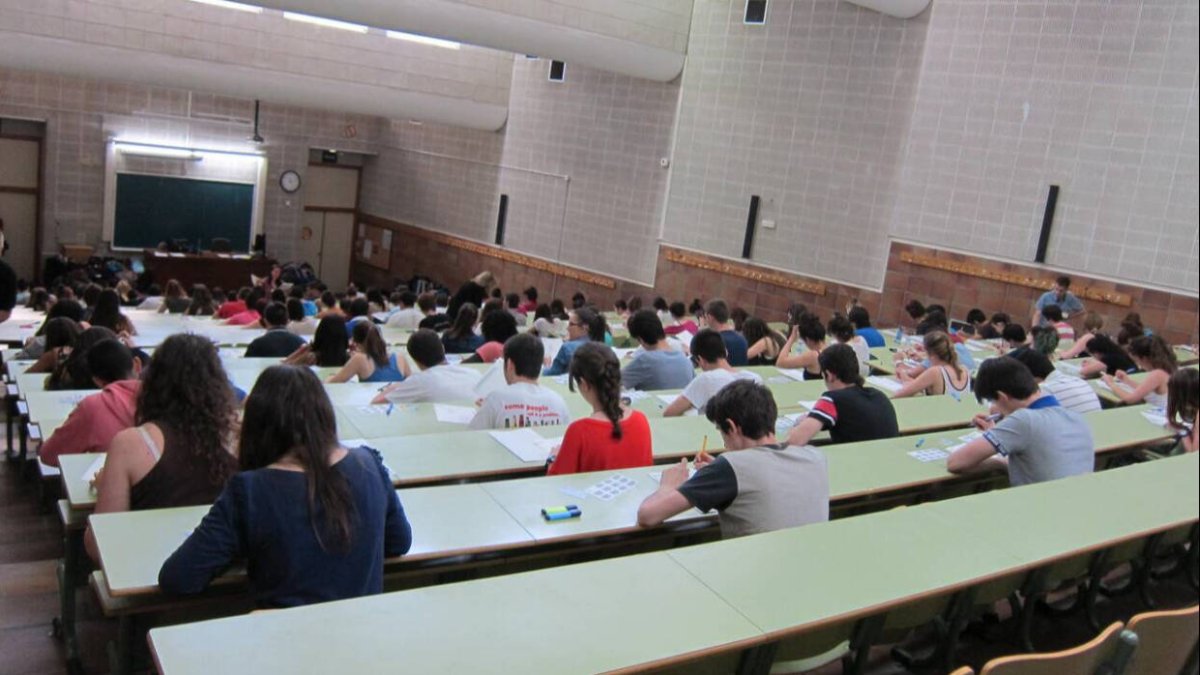 Estudiantes en una prueva de la Selectividad.