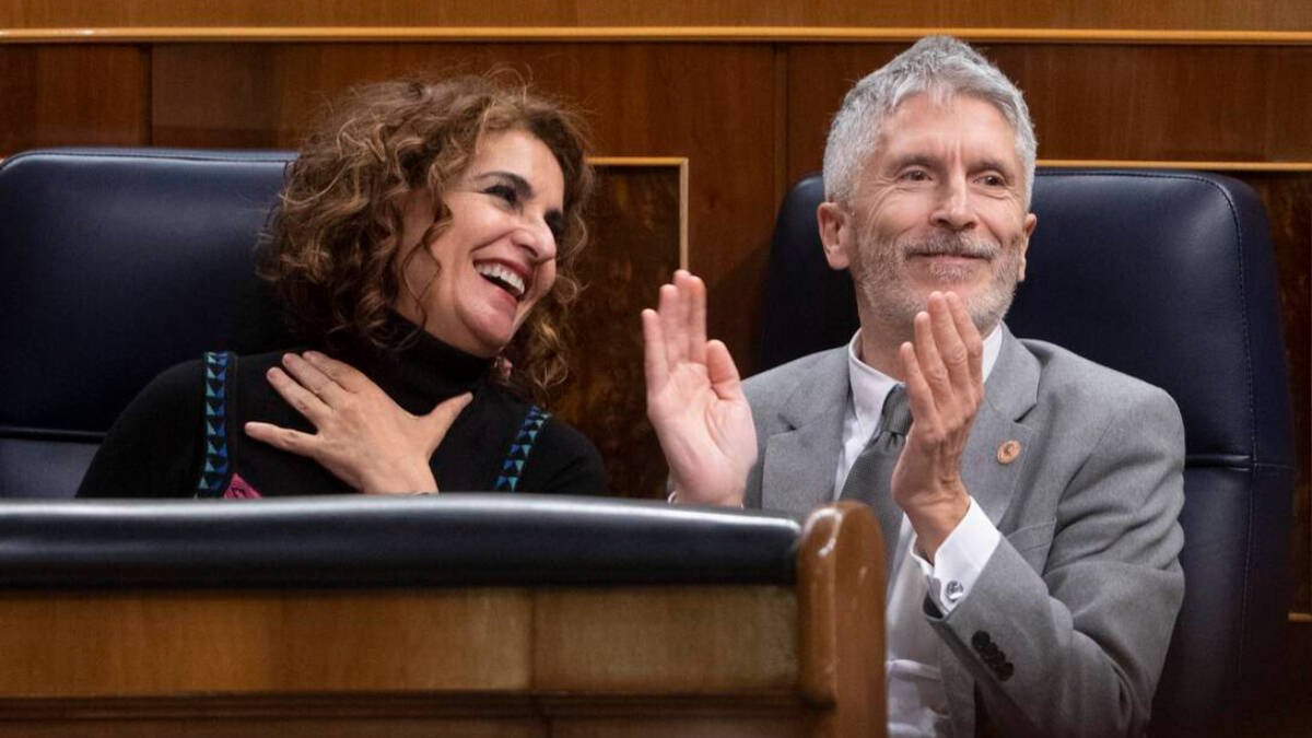 La ministra de Hacienda, María Jesús Montero y el ministro de Interior, Fernando Grande-Marlaska, en el Congreso de los Diputados.