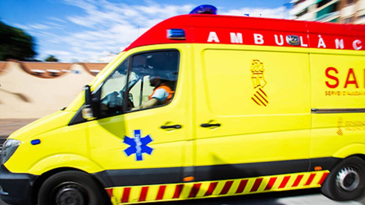 Sobre las 19.20 horas de este martes entró un aviso al CICU en el que se alertaba de que había una niña tumbada cerca de la piscina. Fuente externa