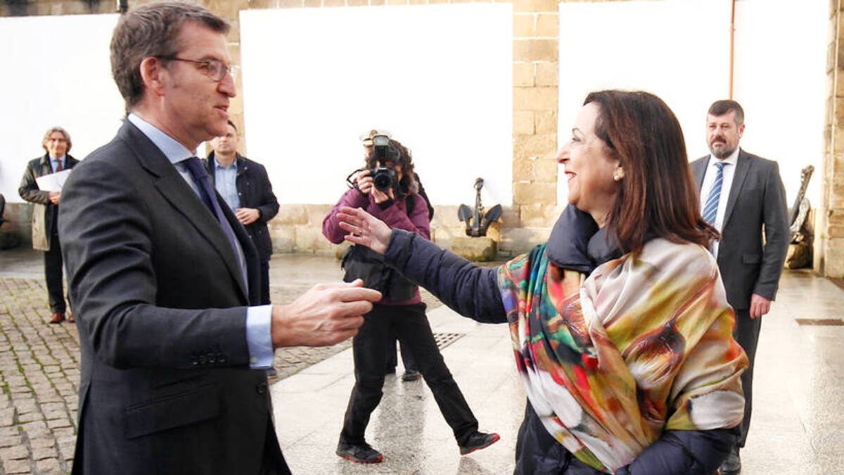 Feijóo saluda a Margarita Robles en una imagen de archivo