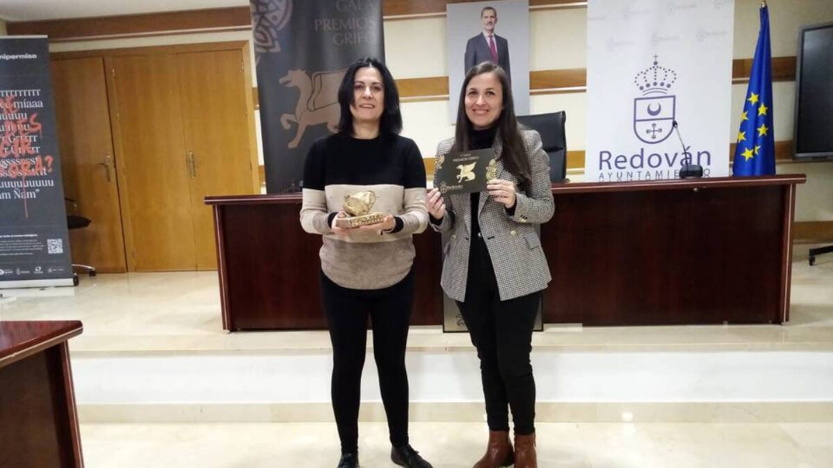 Nely Ruiz, alcaldesa de Redovan y Clara Ezcurra, concejala de cultura, presentan la I Gala Premios Grifo