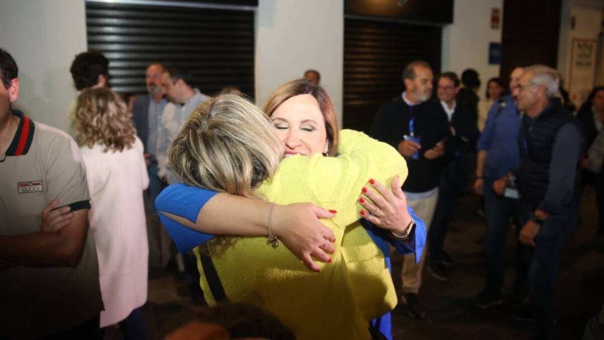 Catalá abraza a un seguidor la noche electoral