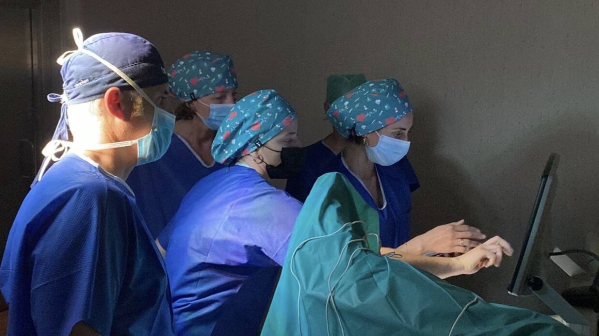 El equipo del doctor Martínez-Ballesteros planificando el procedimiento