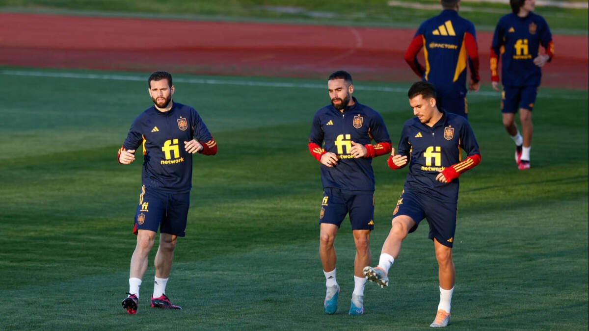 Nacho, Carvajal y Ceballos, ejercitándose en la concentración de la selección española.