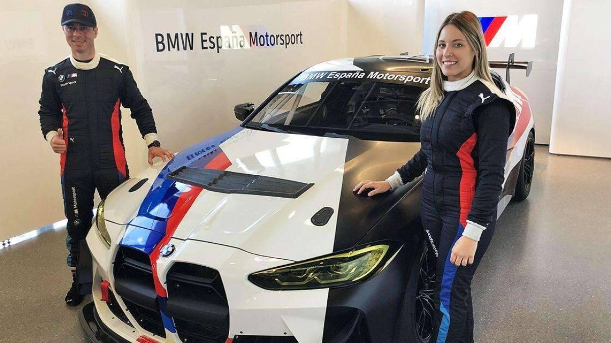 José María de los Milagros y Nerea Martí posando con el nuevo BMW M4 GT4