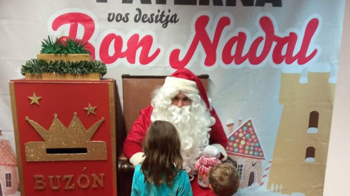Papà Noel visita als xiquets i xiquetes en tots els barris de Paterna