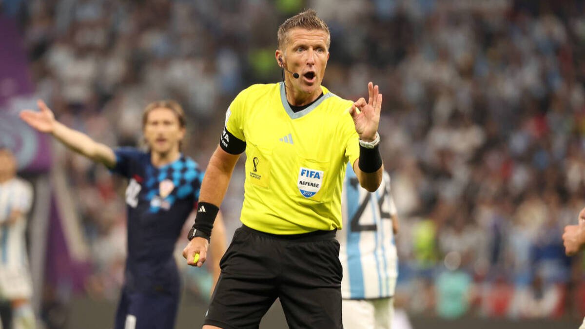 Daniele Orsato durante un partido del Mundial de Catar 2022.