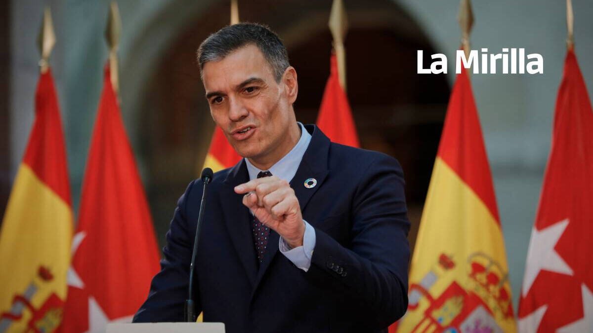 Pedro Sánchez, rodeado de banderas hace dos años en la Puerta del Sol