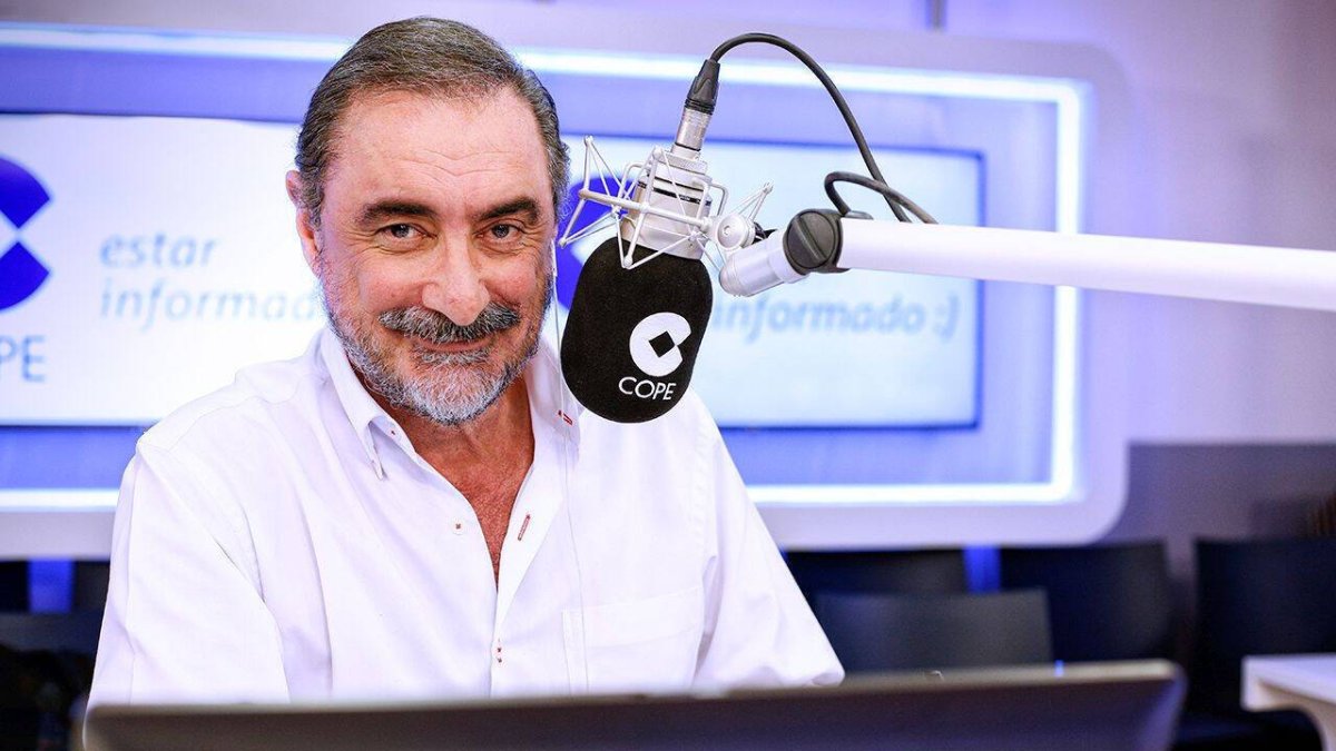 Carlos Herrera frente al micrófono de Cope.