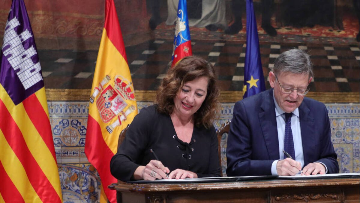 La presidenta del Govern de Illes Baleares, Francina Armengol, y el presidente de la Generalitat Valenciana, Ximo Puig, en la II Cumbre Illes Baleares-Comunitat Valenciana, en el Museo de las Ciencias de Valencia.