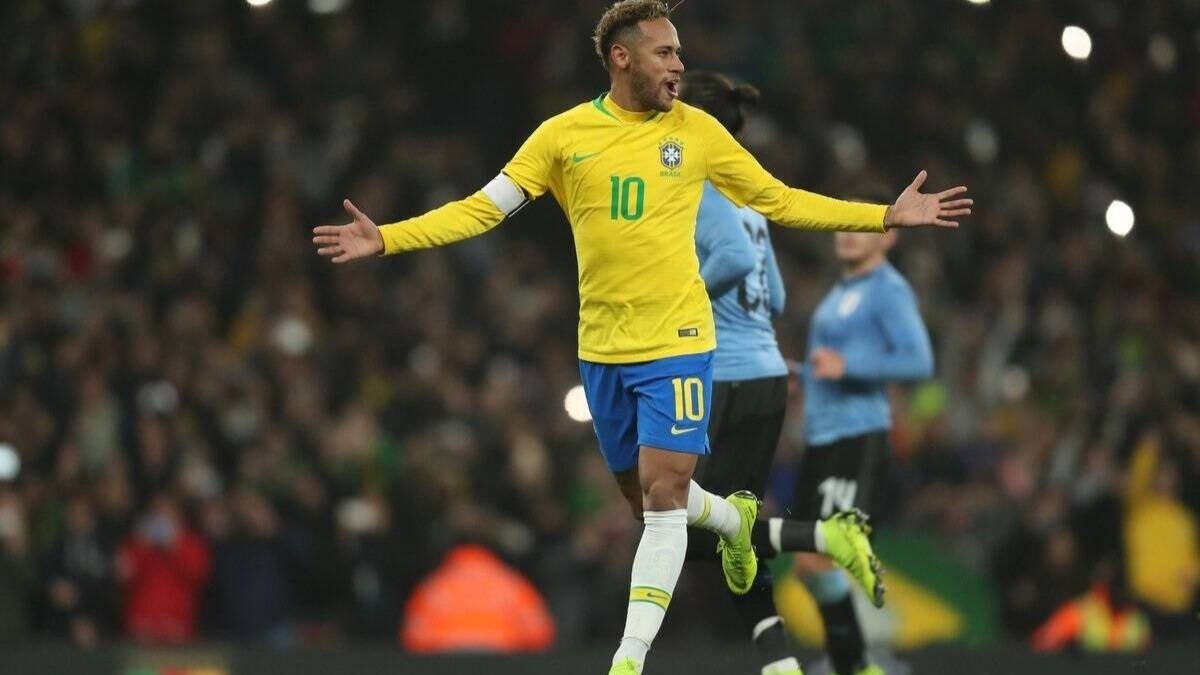 Neymar celebra un gol con Brasil.