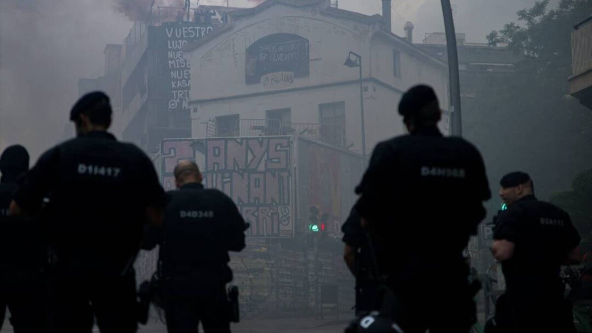Ocupas de la Ruïna y el Kubo de la Bonanova de Barcelona encienden bengalas desde la azotea del Kubo.