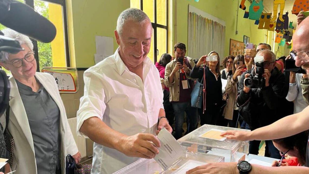 Joan Baldoví acude a votar el 28M