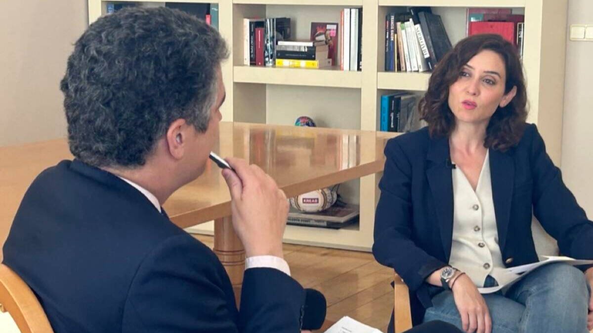 Isabel Díaz Ayuso en la entrevista para ESdiario junto a Gonzalo Bans