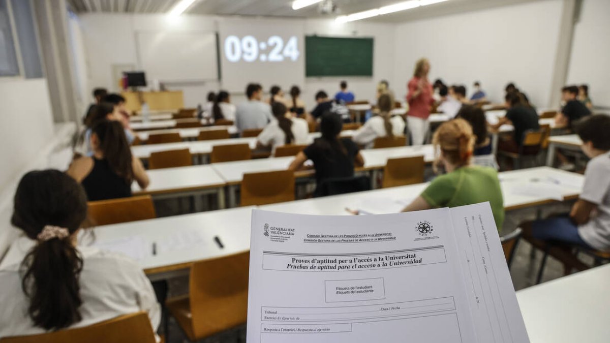 Estudiantes comienzan las pruebas de acceso a la universidad 2022 - EUROPA PRESS