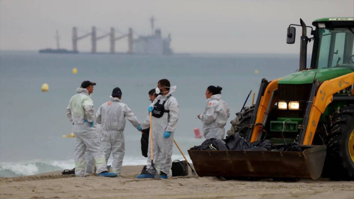 Labores de limpieza de la playa de La Línea que se iniciaron en septiembre.