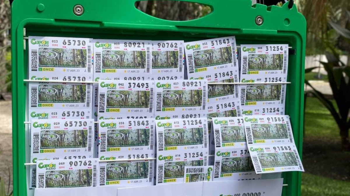 La Palmera Imperial de Elche se expone en los cupones de la ONCE