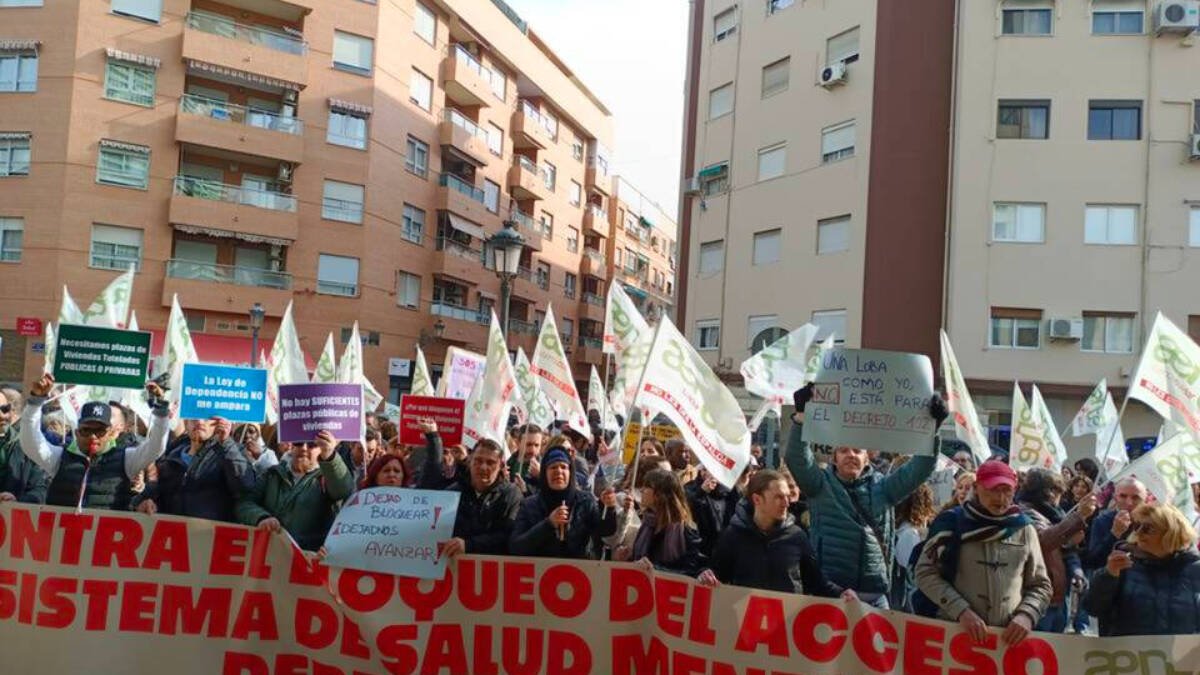 Pitada contra la consellera Aitana Mas por dejar a cientos de dependientes sin hogar.