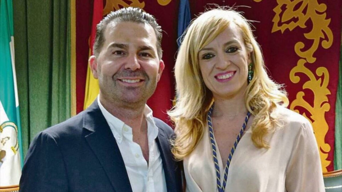 El exalcalde de Maracena y diputado socialista, Noel López, con la alcaldesa en funciones Berta Linares (PSOE).