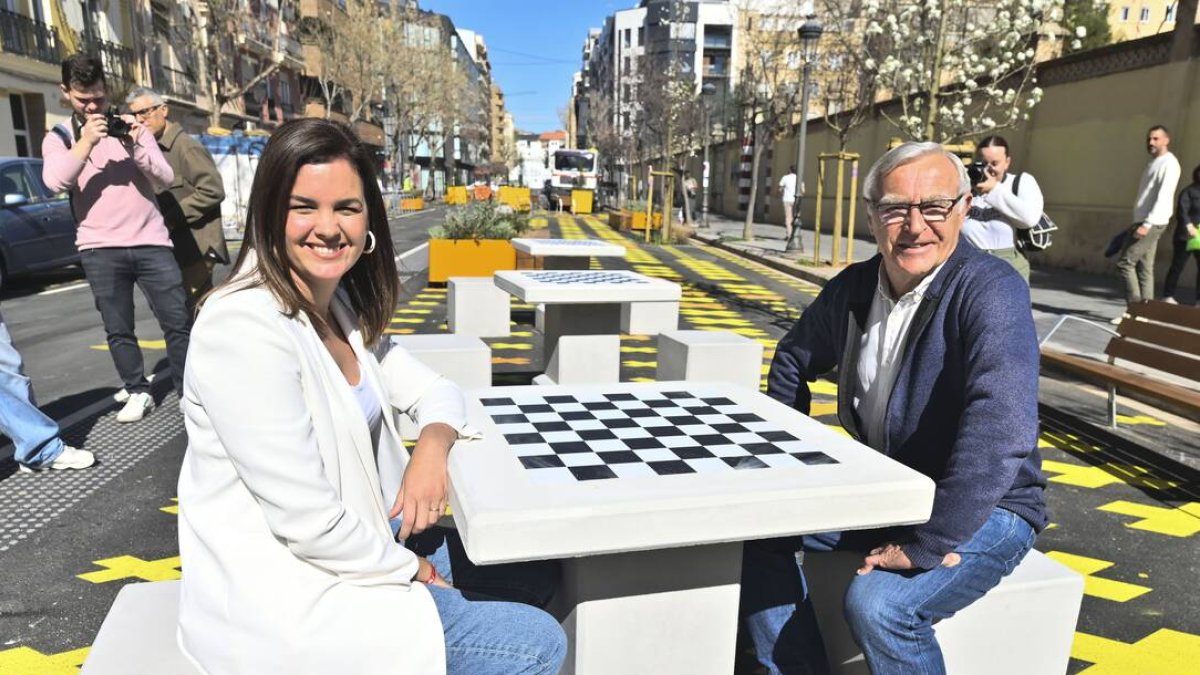 La vicealcaldesa de València, Sandra Gómez, y el alcalde de la ciudad, Joan Ribó, en la visita a la supermanzana de Petxina tras finalizar su obras.